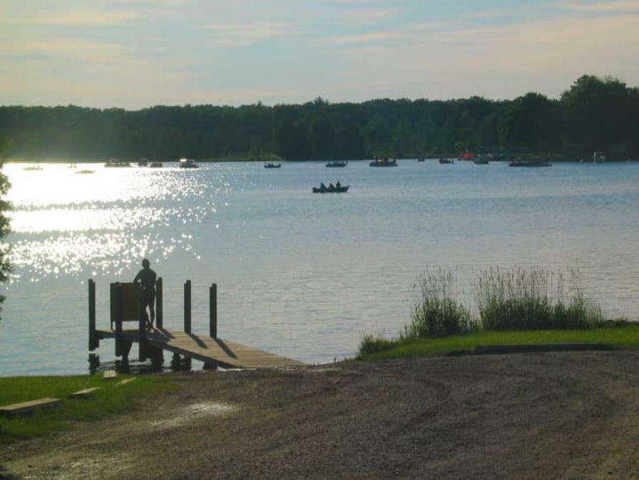 boating on diamond lake